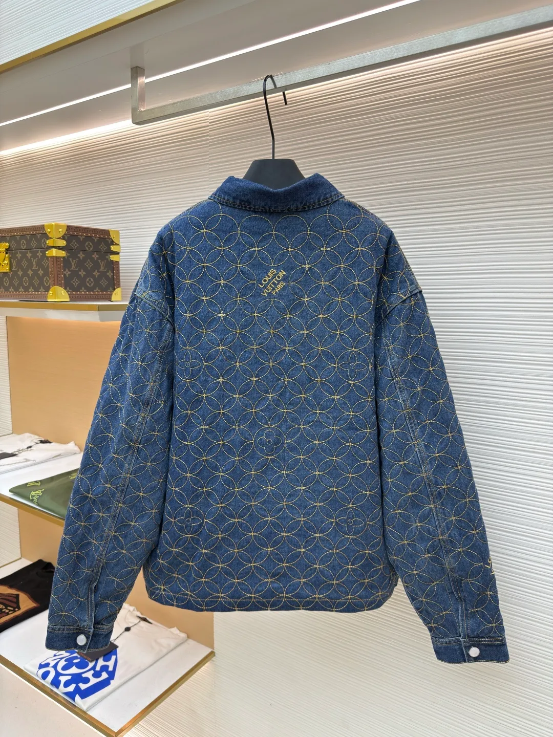LOUIS VUITTON nigo boot thread embroidered denim jacket ●Authentic product: purchased and developed by 32609 ●Item number: 1680652-B60 ●Fabric: denim fabric ●Technology: jacquard embroidery production ●Version: fitted version ●Weight: about 1210 grams ●Size: 46-48-50-52 ●Description: Using embroidery pattern stitching, the rice grain full-frame embroidery process is characterized by using fine embroidery techniques to evenly and densely embroider patterns or patterns similar to the size of rice grains on the entire embroidery to achieve full coverage, exquisite and delicate visual effects. During embroidery, the use of stitches and embroidery threads forms small units similar to rice grains. These units are closely arranged to form the overall pattern. The craftsmanship is quite complex, giving people an artistic visual enjoyment. The inner cover is pieced together, and the one that comes into contact with the skin is cotton. The process is cumbersome and synchronized with the original version. The flat nails and door sill buttons are clearly and delicately engraved, the environmentally friendly electroplating adopts a bronze opening and closing design, the back waist leather plate has an iron-moulded pattern with contrasting colors, and is made of genuine first-layer cowhide suede. A full set of new accessories are customized simultaneously, and the details are handled perfectly. The skateboard has a straight design, a loose cut, wide and stylish, focusing on the comfort and freedom of wearing the upper body. Compatible with the same series, exclusive product. The overall wiring is straight and delicate, the fabric is comfortable and soft, and the color is consistent without color difference. It can be matched with the same style to create a fashionable look and control various occasions. Customized accessories, complete with three standards, same style for men and women!